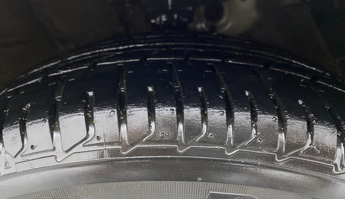 2013 Hyundai Verna FLUIDIC 1.6 VTVT SX, Petrol, Manual, 1,11,053 km, Right Front Tyre Tread