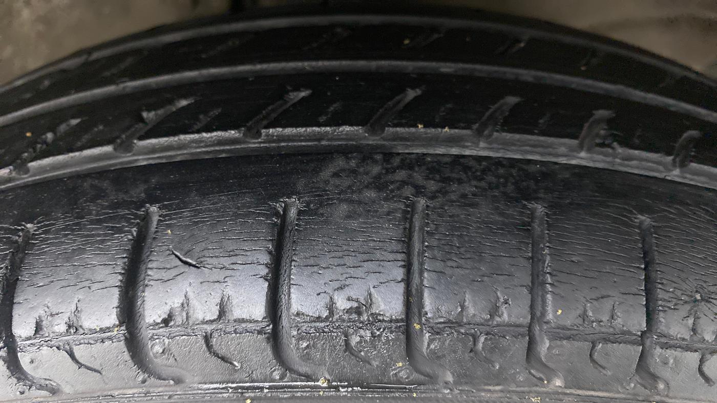 2014 Maruti Wagon R 1.0 LXI CNG, CNG, Manual, 99,974 km, Right Front Tyre Tread