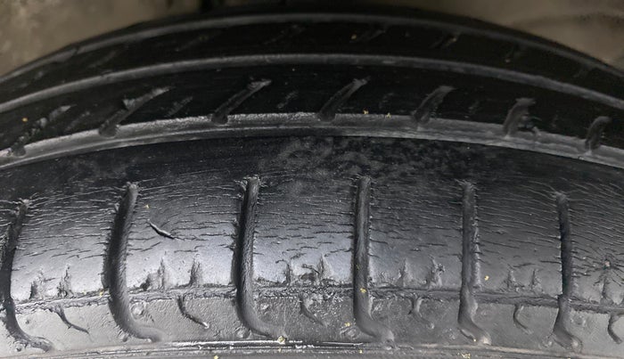 2014 Maruti Wagon R 1.0 LXI CNG, CNG, Manual, 99,974 km, Right Front Tyre Tread