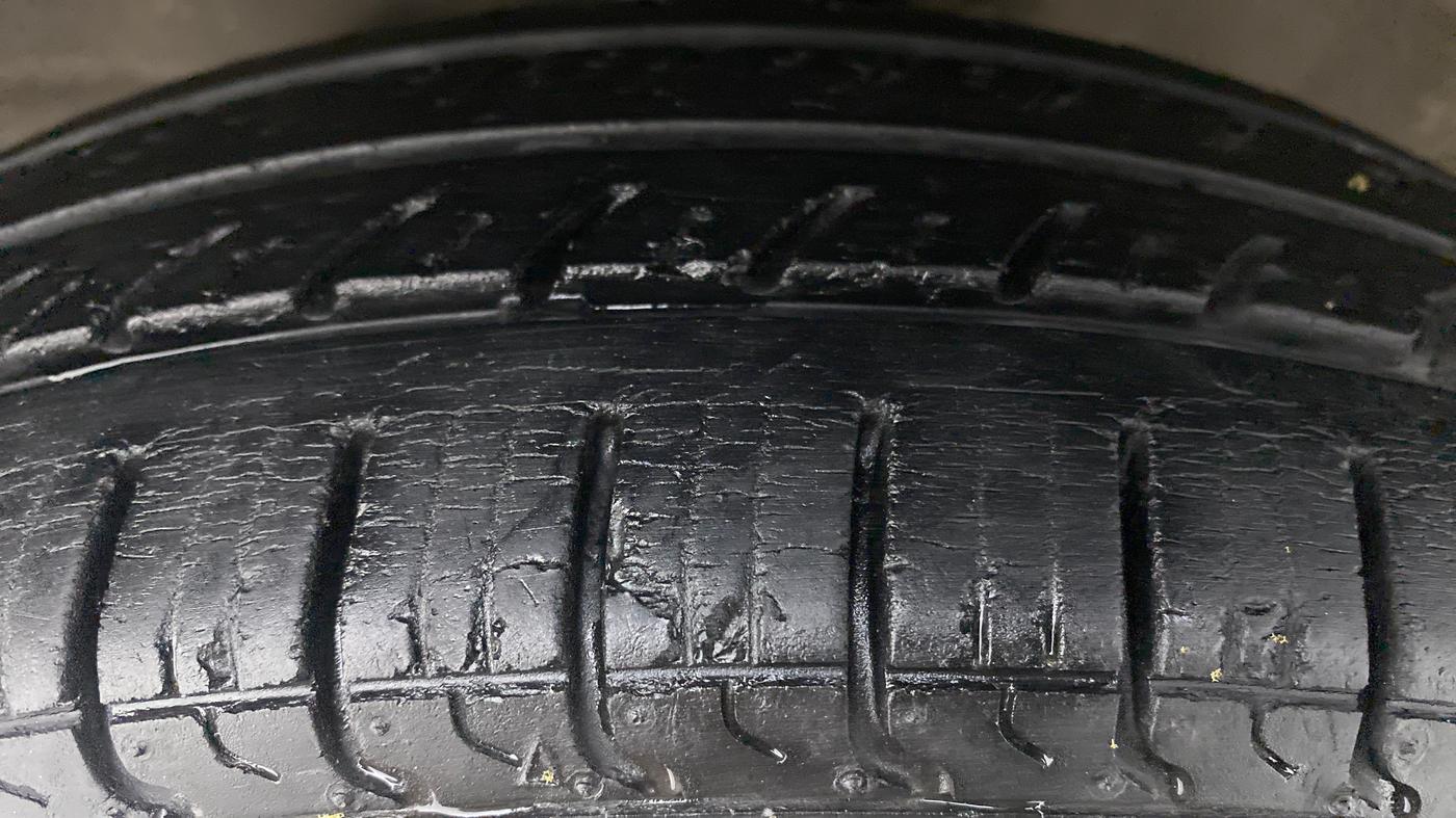 2014 Maruti Wagon R 1.0 LXI CNG, CNG, Manual, 99,974 km, Left Front Tyre Tread