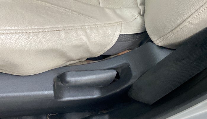 2014 Maruti Wagon R 1.0 LXI CNG, CNG, Manual, 99,974 km, Front left seat (passenger seat) - Seat adjuster makes minor noise