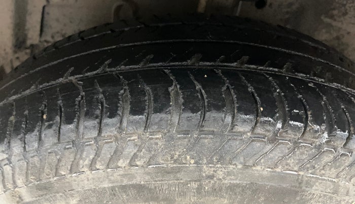 2017 Maruti Swift LXI (O), Petrol, Manual, 54,121 km, Left Front Tyre Tread
