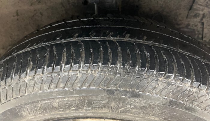 2017 Maruti Swift LXI (O), Petrol, Manual, 54,121 km, Right Front Tyre Tread