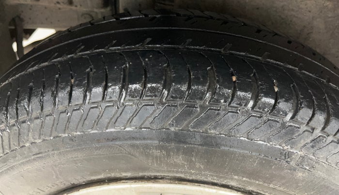 2017 Maruti Swift LXI (O), Petrol, Manual, 54,121 km, Right Rear Tyre Tread