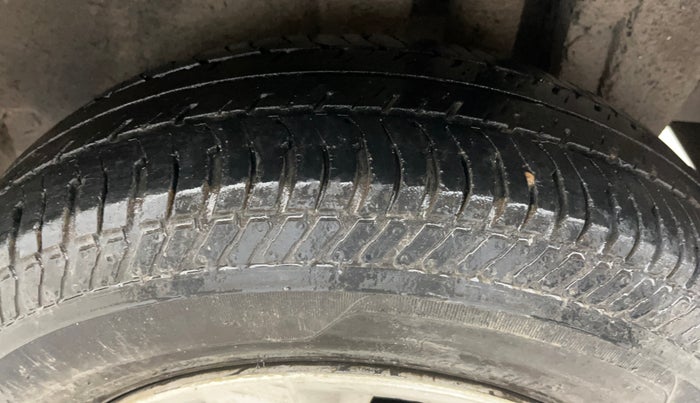 2017 Maruti Swift LXI (O), Petrol, Manual, 54,121 km, Left Rear Tyre Tread