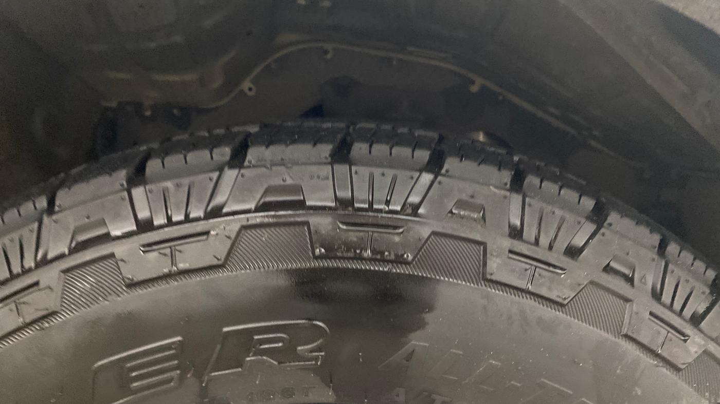 2017 Tata Hexa XE 4X2 6 STR, Diesel, Manual, 1,01,325 km, Right Front Tyre Tread