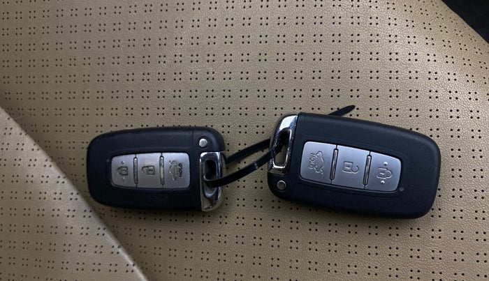 2014 Hyundai Verna FLUIDIC 1.6 CRDI SX AT, Diesel, Automatic, 99,487 km, Key Close Up