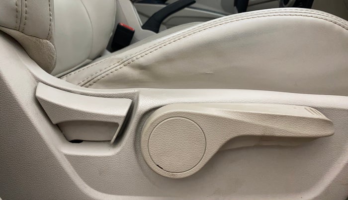 2021 Mahindra XUV300 W8 (O) 1.5 DIESEL AMT, Diesel, Automatic, 75,875 km, Driver Side Adjustment Panel