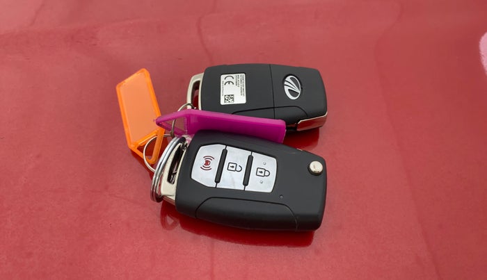 2021 Mahindra XUV300 W8 (O) 1.5 DIESEL AMT, Diesel, Automatic, 75,875 km, Key Close Up