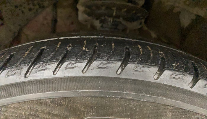 2021 Mahindra XUV300 W8 (O) 1.5 DIESEL AMT, Diesel, Automatic, 75,875 km, Left Front Tyre Tread