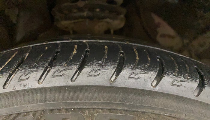 2021 Mahindra XUV300 W8 (O) 1.5 DIESEL AMT, Diesel, Automatic, 75,875 km, Right Front Tyre Tread