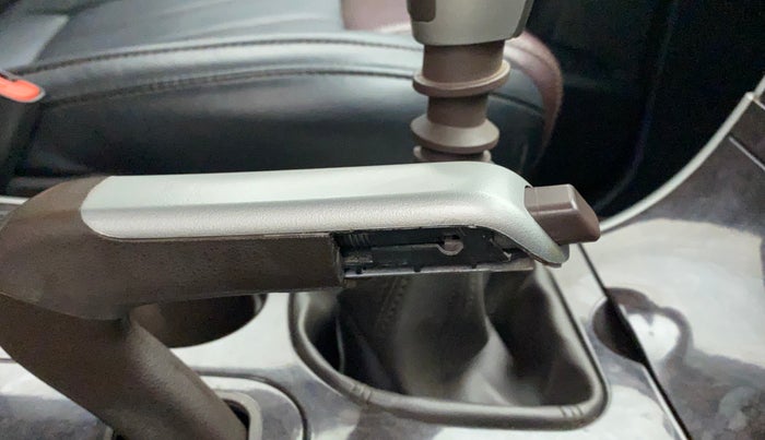 2014 Mahindra XUV500 W8, Diesel, Manual, 96,252 km, Gear lever - Hand brake lever cover torn