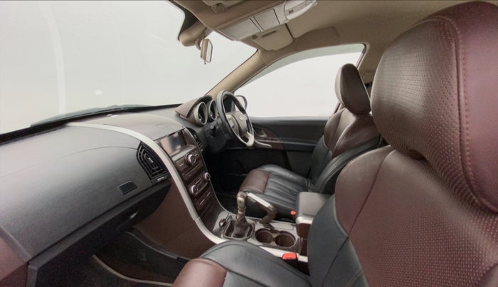 2014 Mahindra XUV500 W8, Diesel, Manual, 96,252 km, Right Side Front Door Cabin