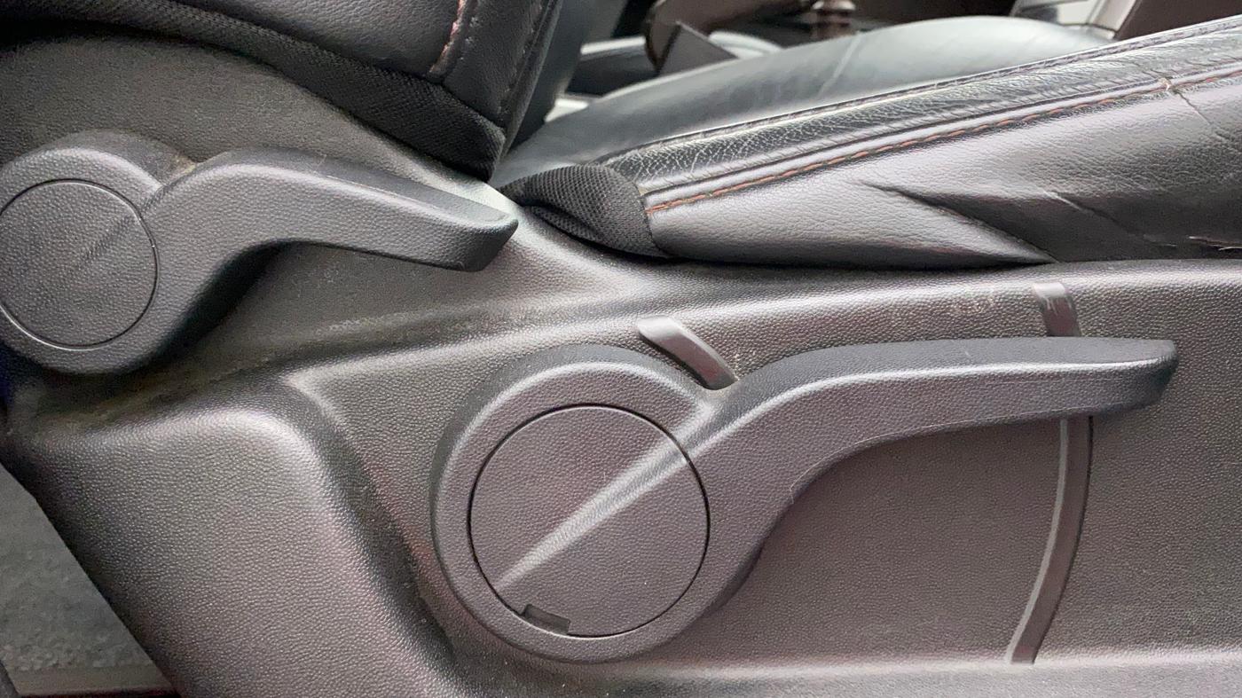 2014 Mahindra XUV500 W8, Diesel, Manual, 96,252 km, Driver Side Adjustment Panel