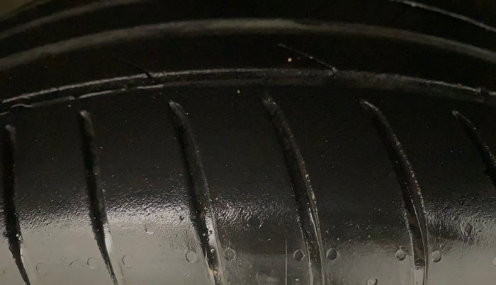 2013 Skoda Rapid AMBITION 1.6 TDI CR MT, Diesel, Manual, 1,14,039 km, Left Front Tyre Tread