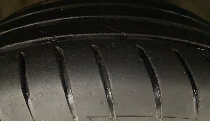 2013 Skoda Rapid AMBITION 1.6 TDI CR MT, Diesel, Manual, 1,14,039 km, Right Front Tyre Tread