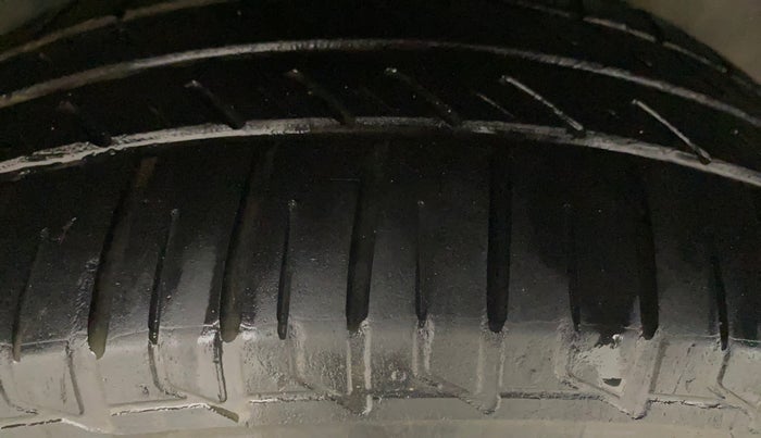 2013 Skoda Rapid AMBITION 1.6 TDI CR MT, Diesel, Manual, 1,14,039 km, Right Rear Tyre Tread