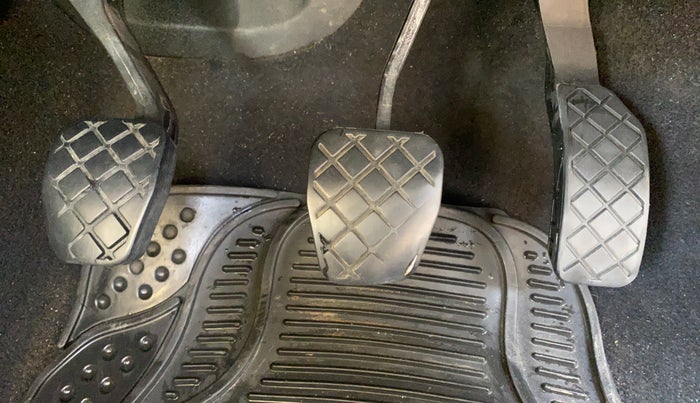 2013 Skoda Rapid AMBITION 1.6 TDI CR MT, Diesel, Manual, 1,14,039 km, Pedals