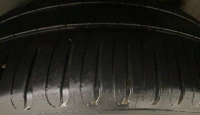 2013 Skoda Rapid AMBITION 1.6 TDI CR MT, Diesel, Manual, 1,14,039 km, Left Rear Tyre Tread