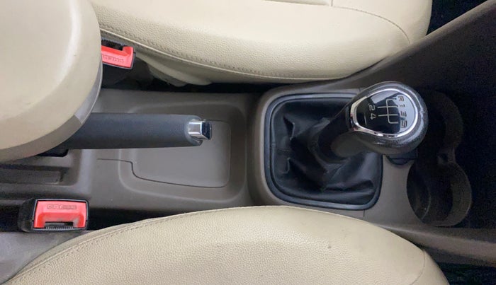 2013 Skoda Rapid AMBITION 1.6 TDI CR MT, Diesel, Manual, 1,14,039 km, Gear Lever