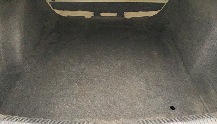 2013 Skoda Rapid AMBITION 1.6 TDI CR MT, Diesel, Manual, 1,14,039 km, Boot Inside