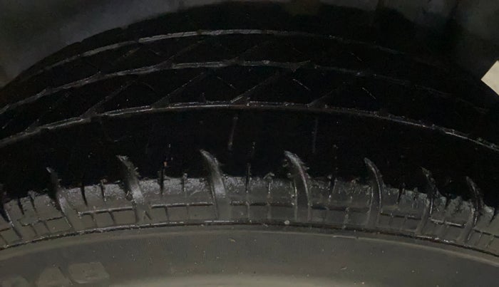 2015 Maruti Swift LXI, Petrol, Manual, 45,310 km, Left Rear Tyre Tread