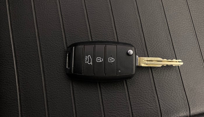 2021 KIA SELTOS HTK 1.5 PETROL, Petrol, Manual, 1,27,599 km, Key Close Up