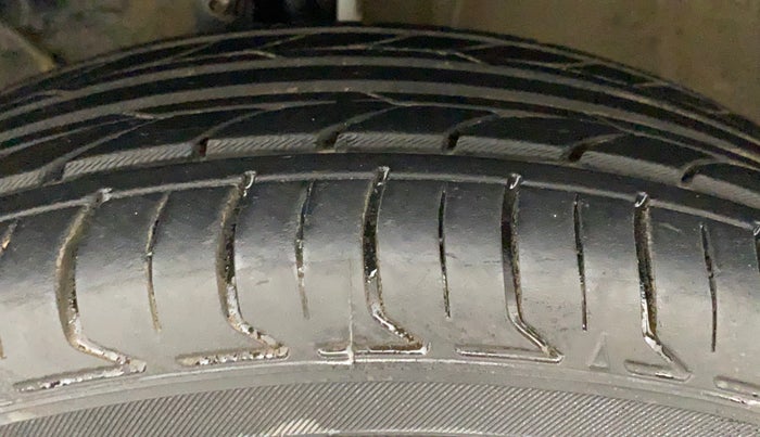 2016 Maruti Baleno DELTA PETROL 1.2, Petrol, Manual, 1,03,521 km, Left Front Tyre Tread
