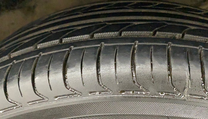 2016 Maruti Baleno DELTA PETROL 1.2, Petrol, Manual, 1,03,521 km, Right Front Tyre Tread