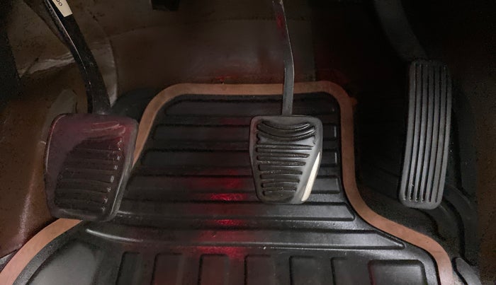 2013 Mahindra XUV500 W8 FWD, Diesel, Manual, 90,942 km, Pedals