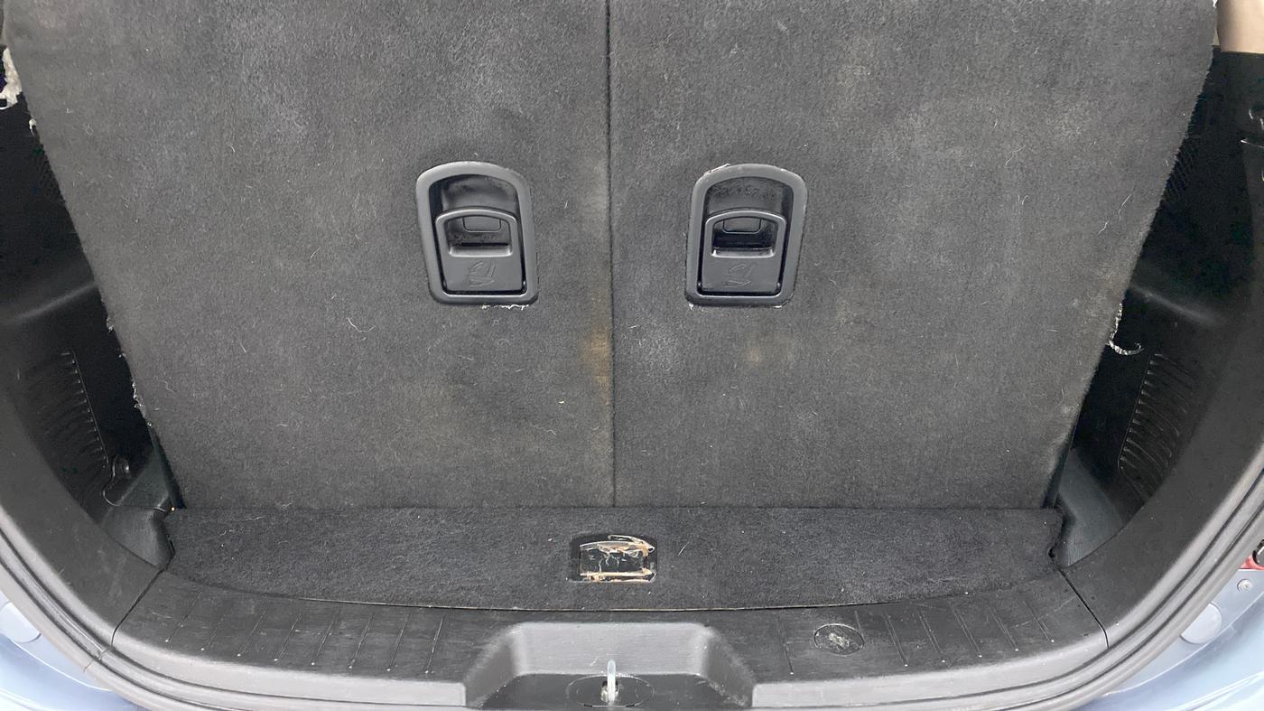 2013 Mahindra XUV500 W8 FWD, Diesel, Manual, 90,942 km, Boot Inside