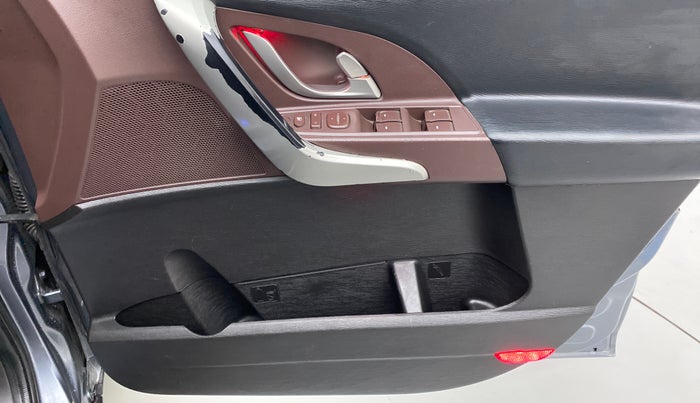 2013 Mahindra XUV500 W8 FWD, Diesel, Manual, 90,942 km, Driver Side Door Panels Control