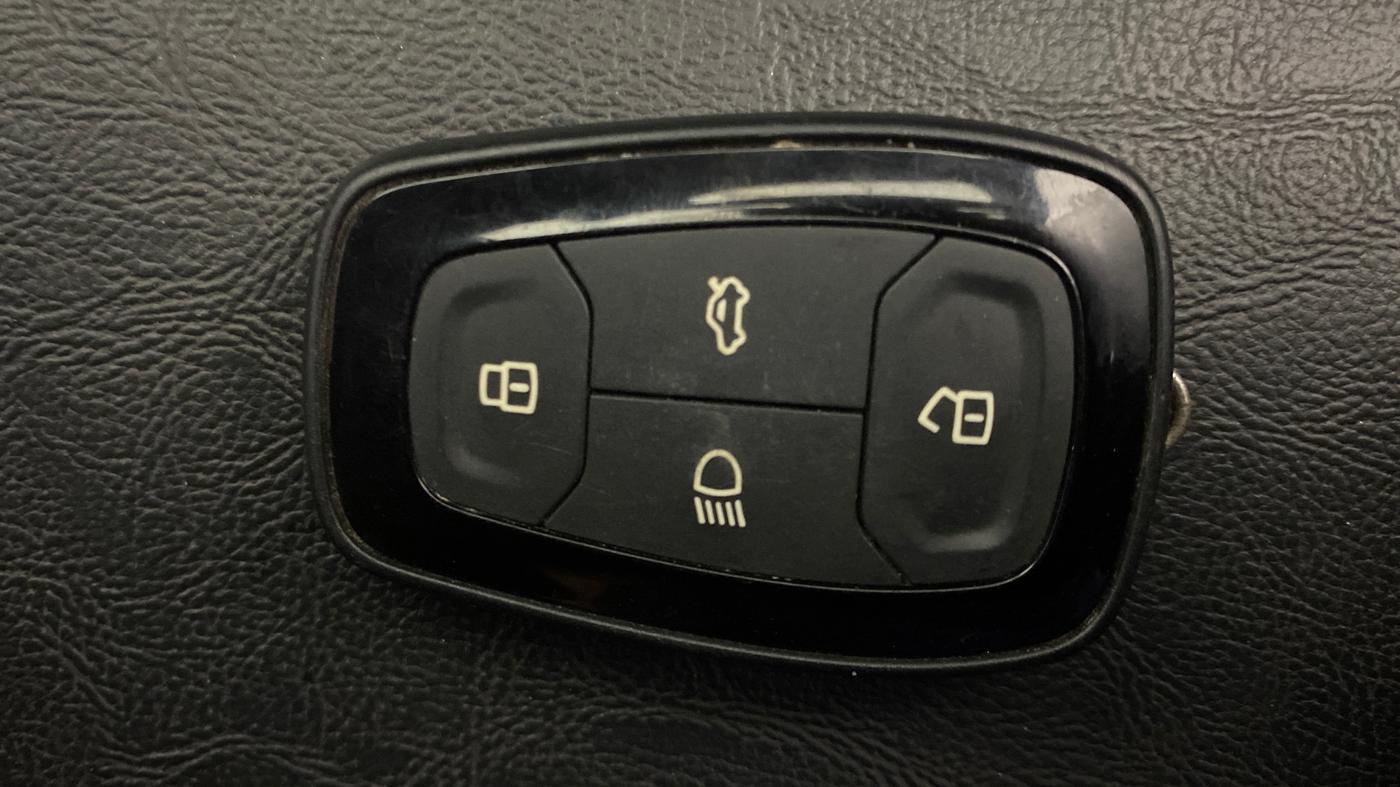 2021 Tata ALTROZ XZ PETROL, Petrol, Manual, 26,989 km, Key Close Up