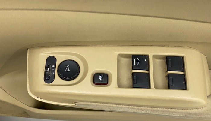 2012 Honda City 1.5L I-VTEC S MT, Petrol, Manual, 1,17,766 km, Left rear-view mirror - ORVM switch has minor damage