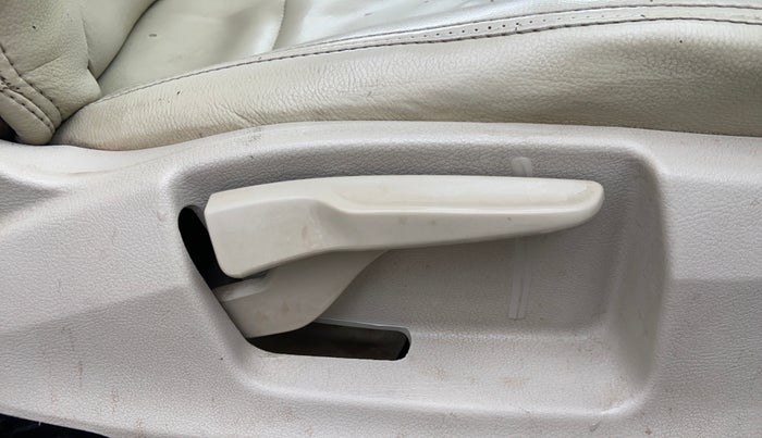 2017 Skoda Octavia 2.0 TDI CR AMBITION, Diesel, Manual, 1,21,286 km, Driver Side Adjustment Panel
