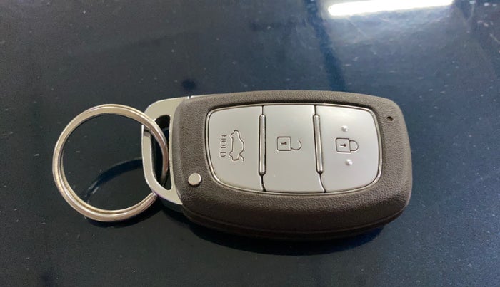 2022 Hyundai AURA SX 1.2 CNG, CNG, Manual, 25,033 km, Key Close Up