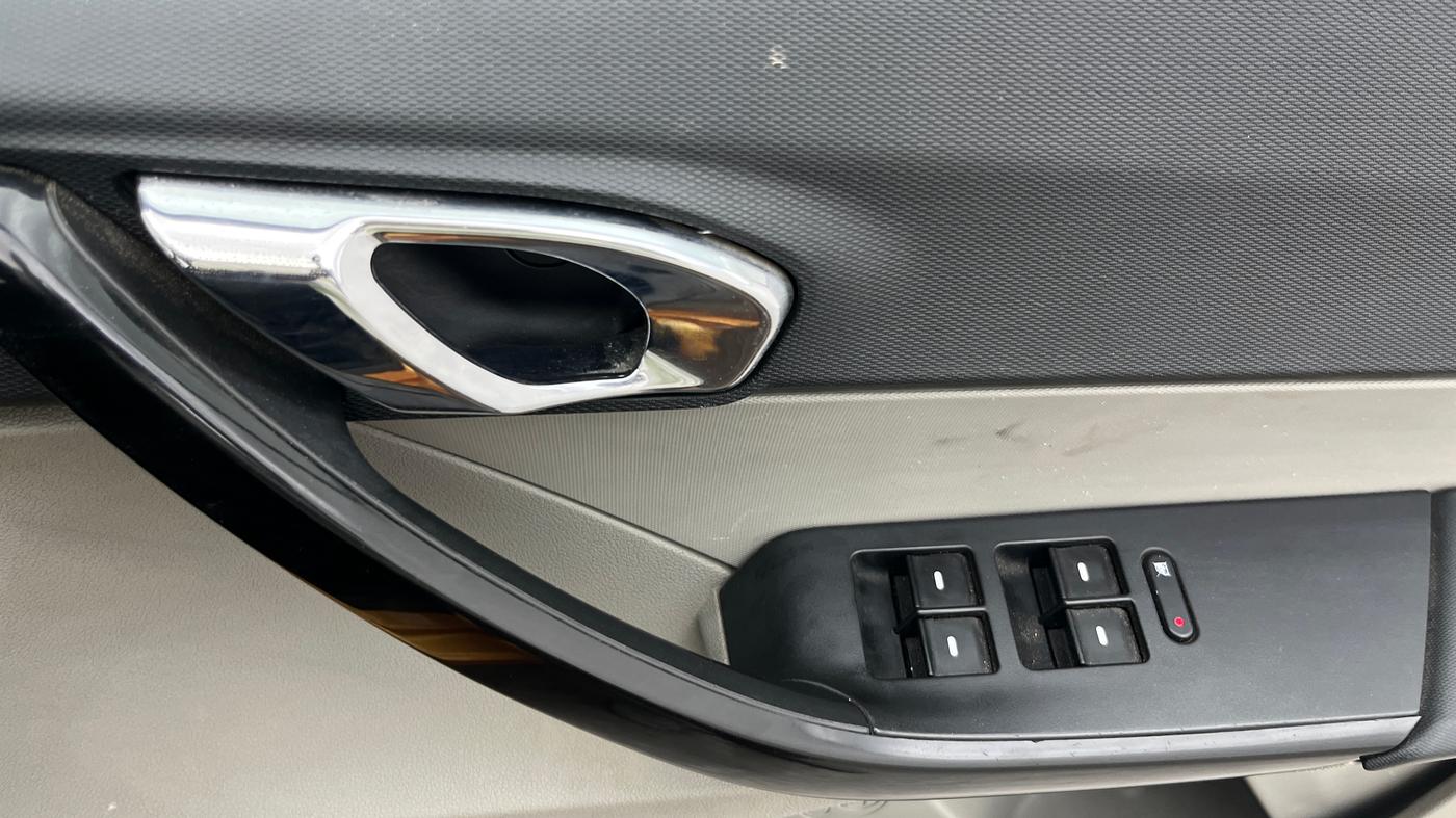 2016 Tata Tiago XZ PETROL, Petrol, Manual, 40,629 km, Driver Side Door Panels Control