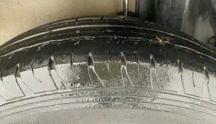 2010 Maruti Ritz LXI, Petrol, Manual, 50,387 km, Left Rear Tyre Tread