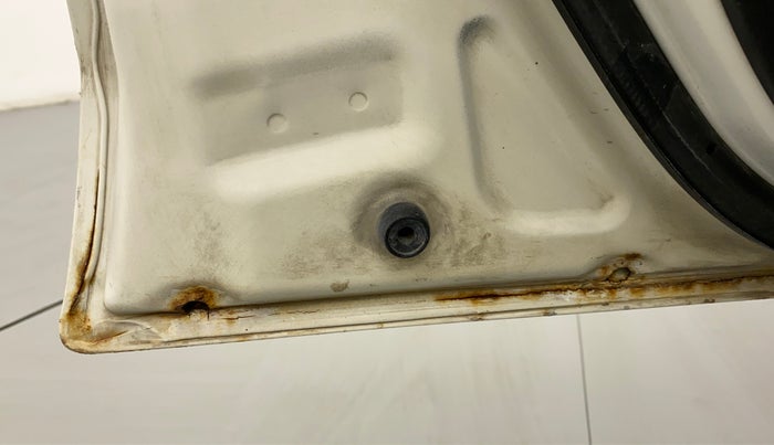 2010 Maruti Ritz LXI, Petrol, Manual, 50,387 km, Front passenger door - Slight discoloration