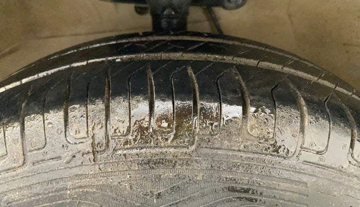 2010 Maruti Ritz LXI, Petrol, Manual, 50,387 km, Left Front Tyre Tread