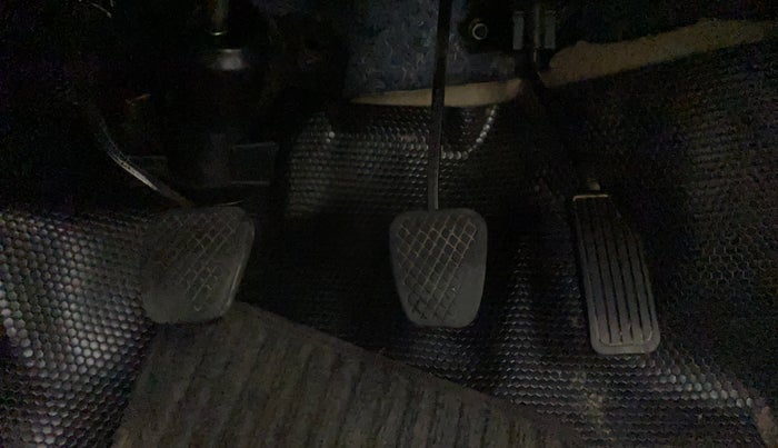 2014 Honda Brio VX MT, Petrol, Manual, 55,425 km, Pedals