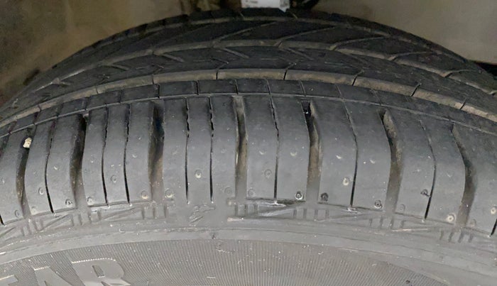 2014 Honda Brio VX MT, Petrol, Manual, 55,425 km, Right Front Tyre Tread