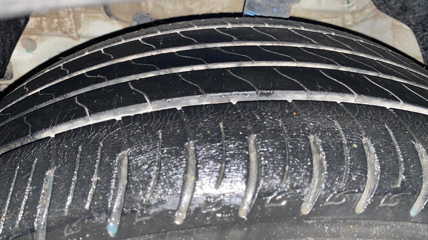 2021 Mahindra XUV300 W8 (O) 1.2 PETROL, Petrol, Manual, 44,993 km, Left Front Tyre Tread