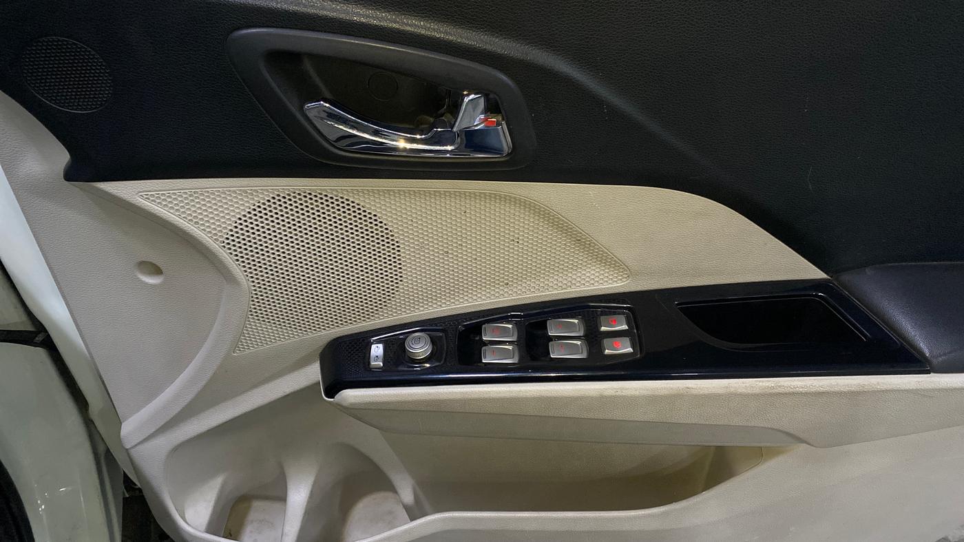 2021 Mahindra XUV300 W8 (O) 1.2 PETROL, Petrol, Manual, 44,993 km, Driver Side Door Panels Control