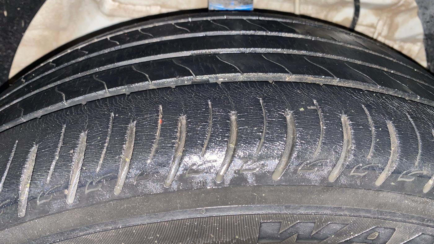 2021 Mahindra XUV300 W8 (O) 1.2 PETROL, Petrol, Manual, 44,993 km, Right Front Tyre Tread