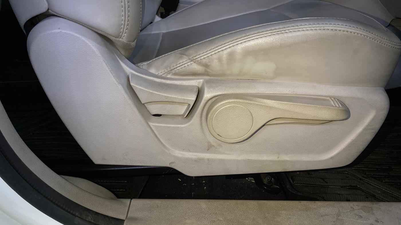 2021 Mahindra XUV300 W8 (O) 1.2 PETROL, Petrol, Manual, 44,993 km, Driver Side Adjustment Panel