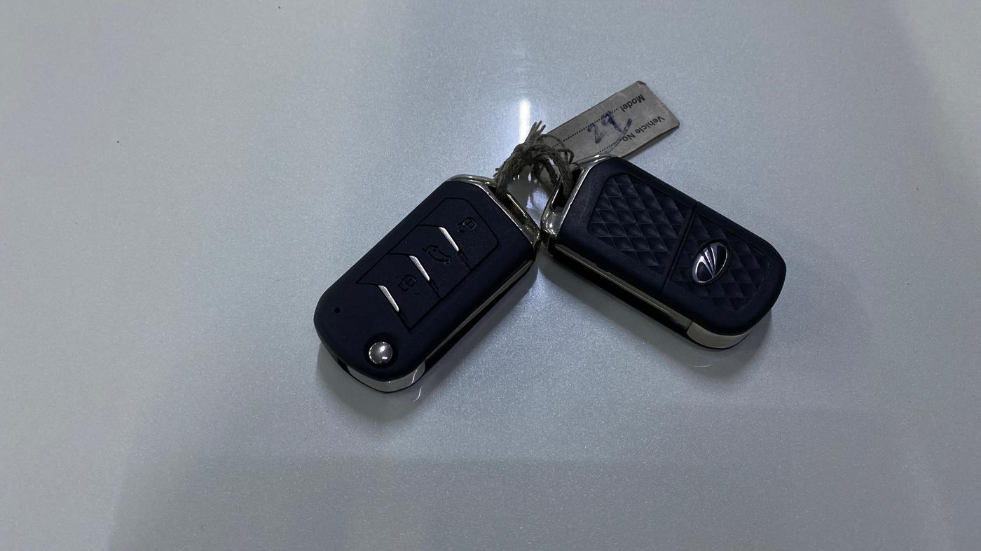2021 Mahindra XUV300 W8 (O) 1.2 PETROL, Petrol, Manual, 44,993 km, Key Close Up