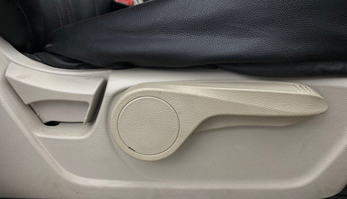 2020 Mahindra XUV300 W8 (O) 1.2 PETROL, Petrol, Manual, 26,537 km, Driver Side Adjustment Panel