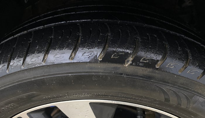 2020 Mahindra XUV300 W8 (O) 1.2 PETROL, Petrol, Manual, 26,537 km, Right Front Tyre Tread