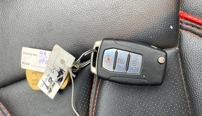 2020 Mahindra XUV300 W8 (O) 1.2 PETROL, Petrol, Manual, 26,537 km, Key Close Up